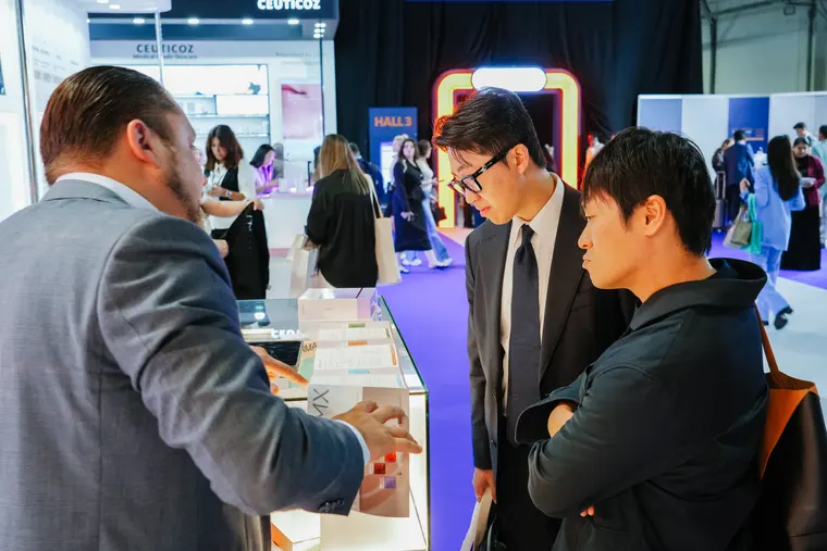 Guests from Japan, hands-on with the products